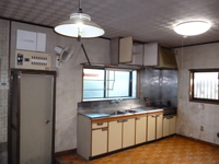 施工前の台所です。
昭和の趣ですね。