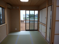 和室は京壁塗り、本畳、無垢天井板で仕上げ、<br />
押入れの中は漆喰で仕上げています。